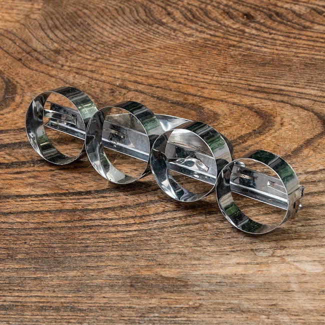 インドネシアのココナッツクッキー「クエ・バンキット」の型 丸形の商品写真 3枚目 このような型に抜けます