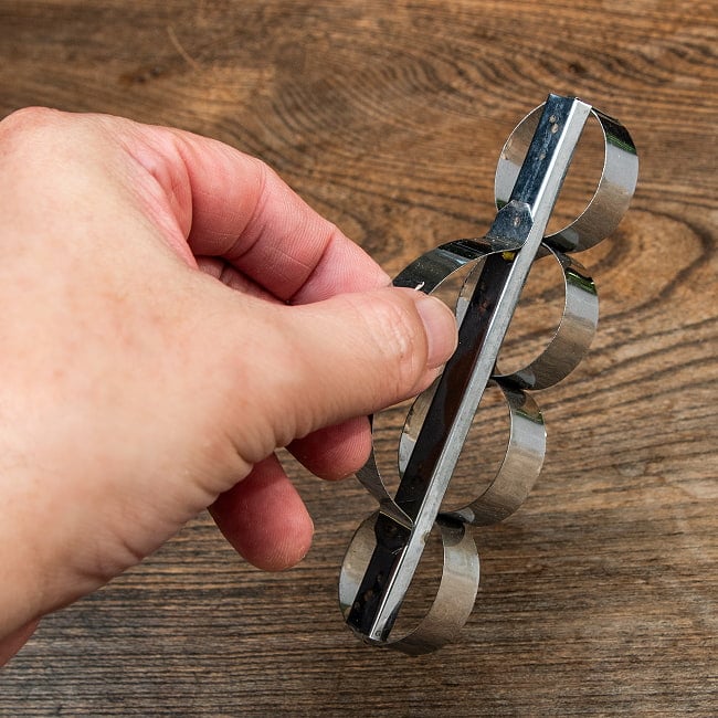 インドネシアのココナッツクッキー「クエ・バンキット」の型 丸形の商品写真 5枚目 これくらいの大きさです。