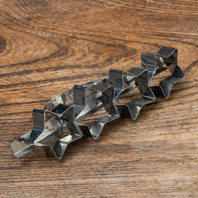 インドネシアのココナッツクッキー「クエ・バンキット」の型 星型の商品写真 3枚目 このような型に抜けます