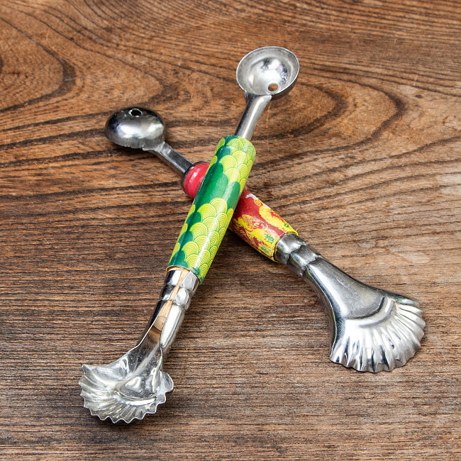 インドネシアの果物くり抜きスプーン フルーツボーラー 7 - カラーリングはランダムでお送りします。