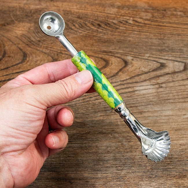 インドネシアの果物くり抜きスプーン フルーツボーラー 8 - これくらいのサイズ感です。