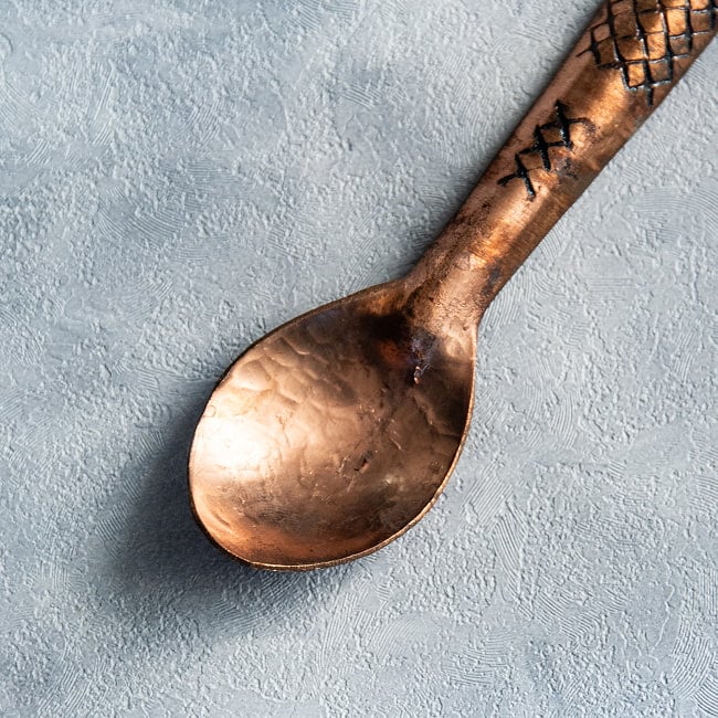 カシミールの重厚な精細彫金 ティースプーン 3 - 打痕が印象的ですね。