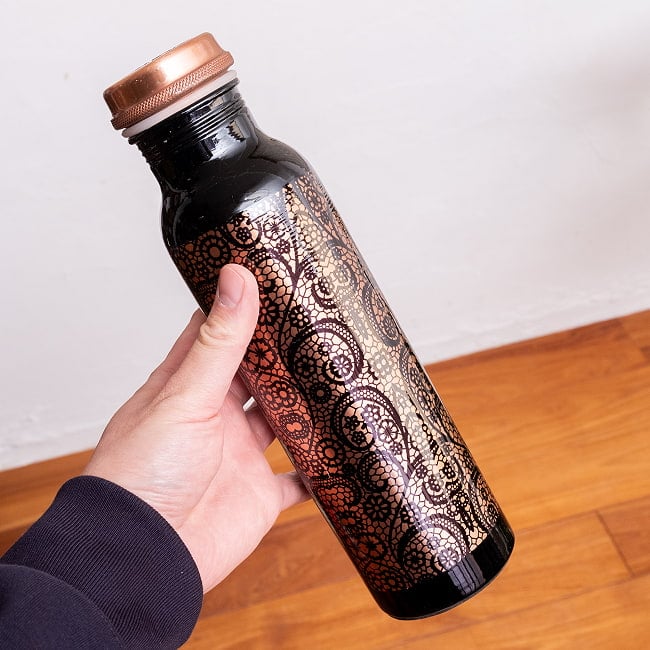 アーユルヴェーダ 高級銅製ウォーターボトル　水筒　マグボトル　水差し〔約1000ml〕 2 - このくらいのサイズ感になります