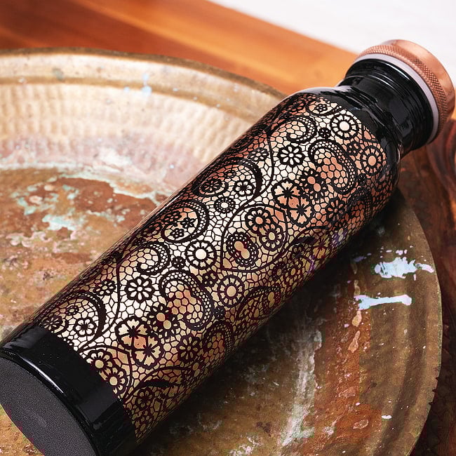 アーユルヴェーダ 高級銅製ウォーターボトル　水筒　マグボトル　水差し〔約1000ml〕 3 - 美しいデザインです