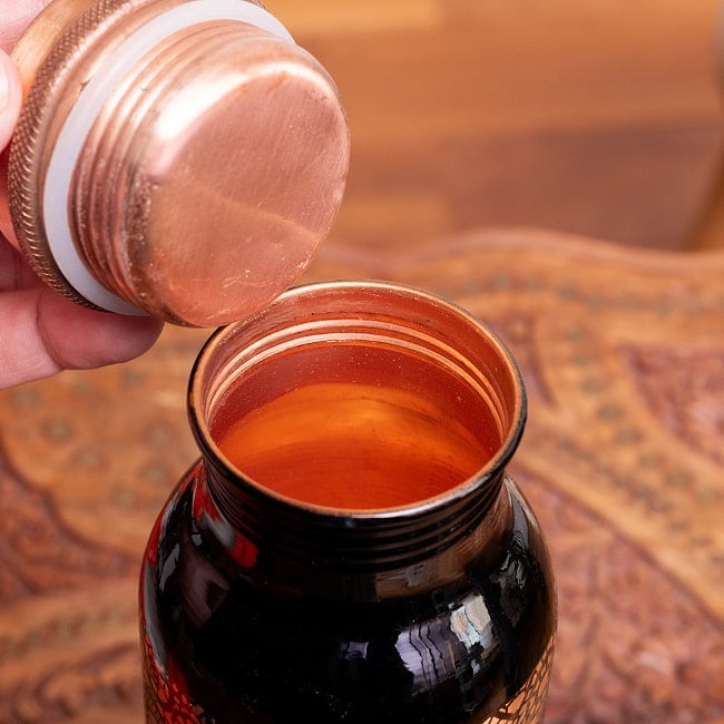 アーユルヴェーダ 高級銅製ウォーターボトル　水筒　マグボトル　水差し〔約1000ml〕 7 - 蓋をあけてみたところです