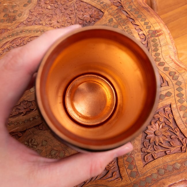 アーユルヴェーダ 高級銅製ウォーターボトル　水筒　マグボトル　水差し〔約1000ml〕 8 - もちろん内側は銅です。純度が高いので、銅製品由来の黒ずみ等が若干ございます。