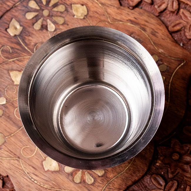 小さなステンレスの南インド式チャイカップ　プージャグラス　ショットグラスサイズ〔約5.9cm×約6.3cm 約90ml〕 4 - 内側の写真です