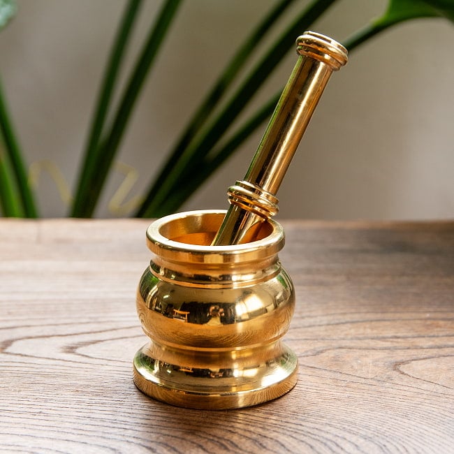スパイスグラインダー [小] - 真鍮 2 - 伝統的なスタイルです。