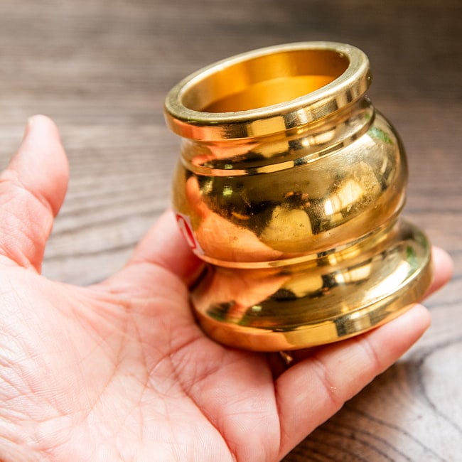 スパイスグラインダー [小] - 真鍮 5 - 手のひらにのせるとこのくらいの大きさです。