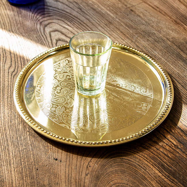 ペイズリー模様が美しい　金色のブラス製ラウンドトレイ 22.5cm 2 - チャイカップを載せてみた使用例になります。