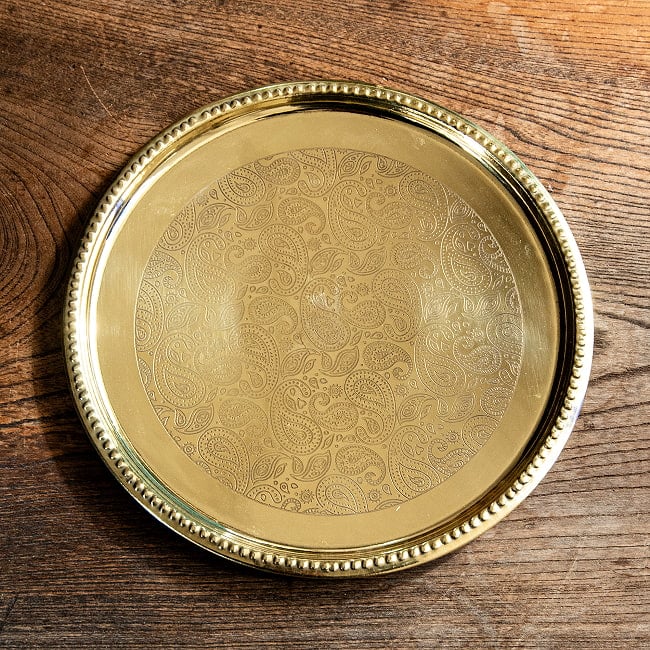 ペイズリー模様が美しい　金色のブラス製ラウンドトレイ 22.5cm 4 - 上からいてみました。
