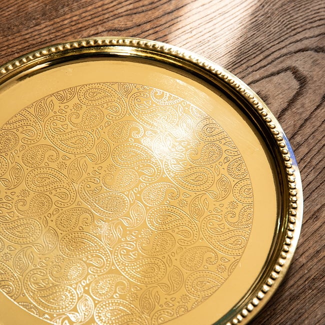 ペイズリー模様が美しい　金色のブラス製ラウンドトレイ 22.5cm 5 - 縁の部分は、エンボス加工になっていて、滑り止めも兼ねています。