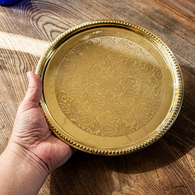 ペイズリー模様が美しい　金色のブラス製ラウンドトレイ 22.5cm 6 - これくらいのサイズ感になります。