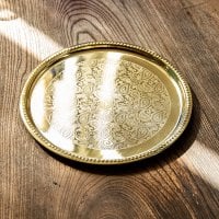 ペイズリー模様が美しい 金色のブラス製ラウンドトレイ 22.5cm