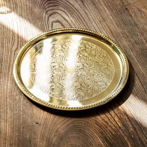 ペイズリー模様が美しい 金色のブラス製ラウンドトレイ 22.5cm(ID-TBLWR-1612)