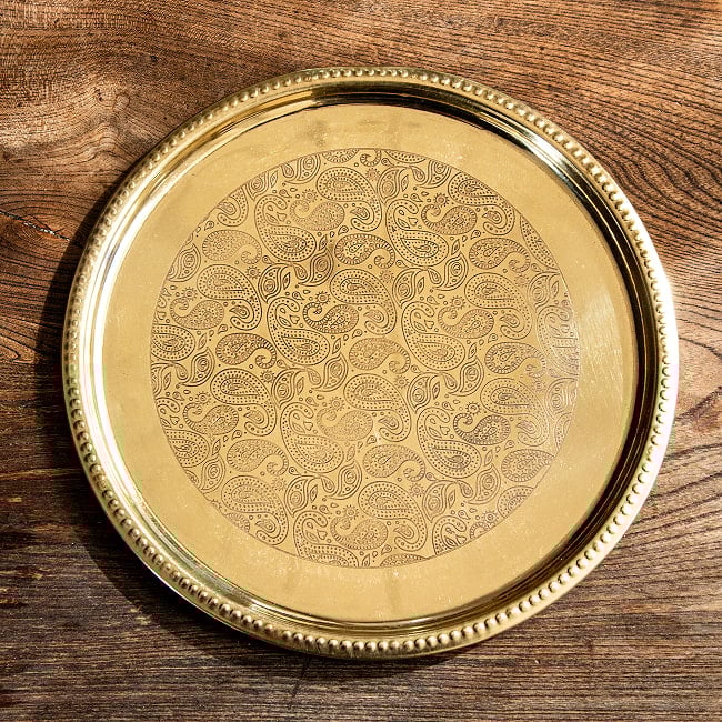 ペイズリー模様が美しい　金色のブラス製ラウンドトレイ 25cm 2 - 上からの様子です。