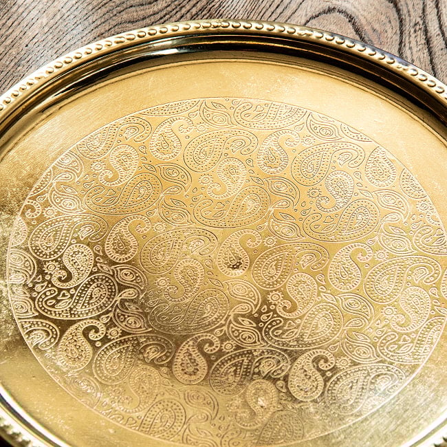 ペイズリー模様が美しい　金色のブラス製ラウンドトレイ 25cm 4 - 拡大写真です
