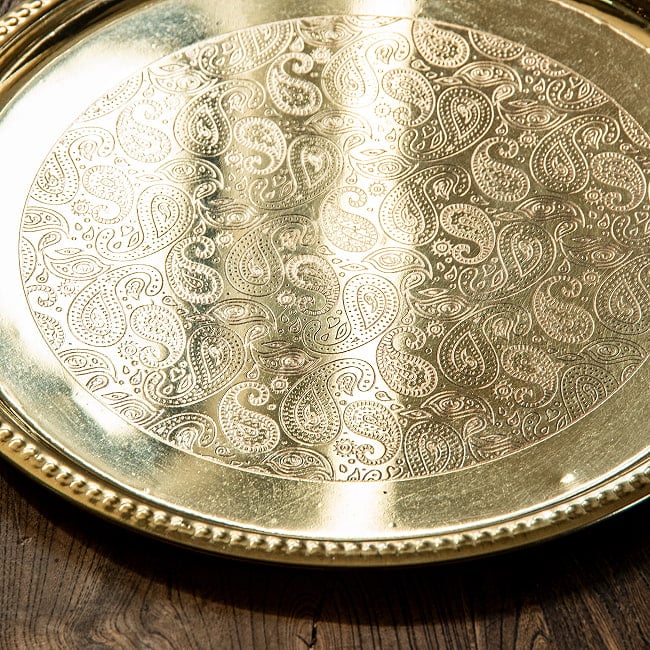 ペイズリー模様が美しい　金色のブラス製ラウンドトレイ 25cm 5 - 縁の部分は、エンボス加工になっていて、滑り止めも兼ねています。
