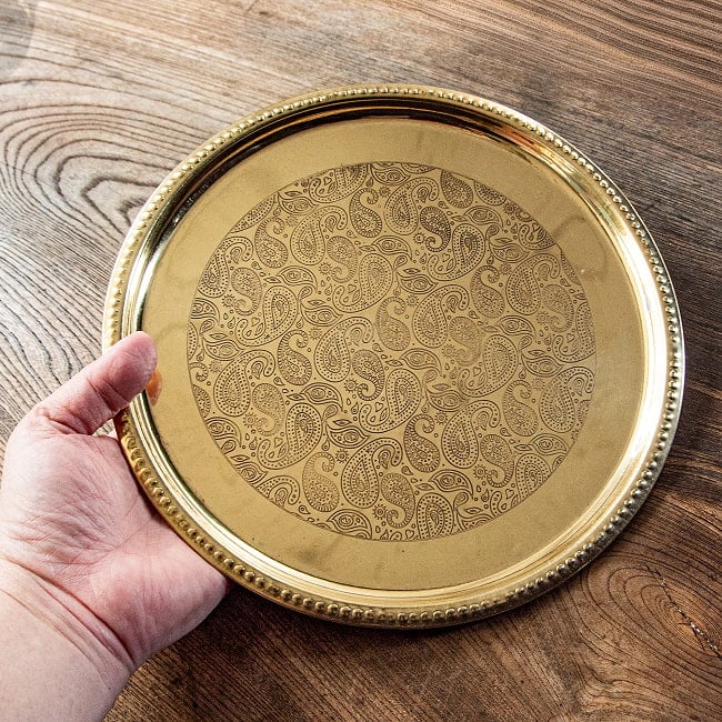 ペイズリー模様が美しい　金色のブラス製ラウンドトレイ 25cm 7 - これくらいのサイズになります。