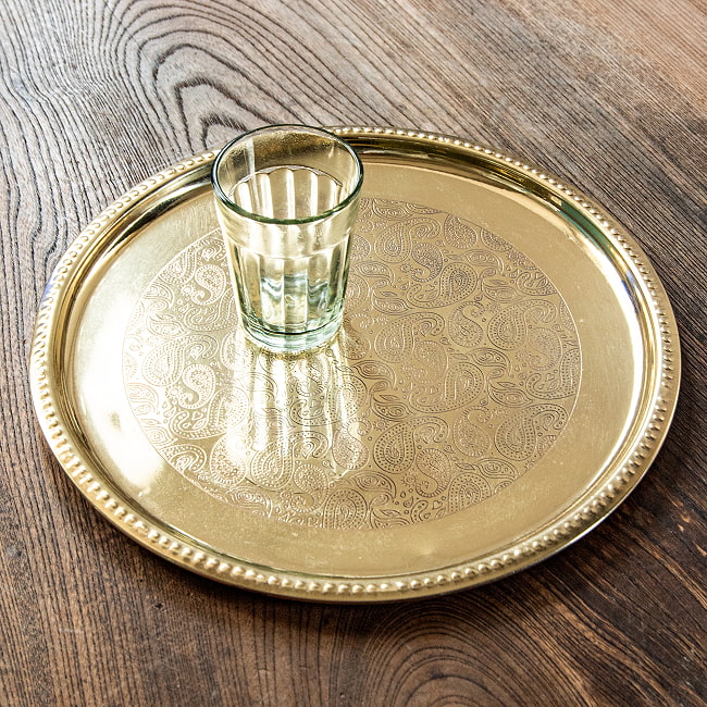 ペイズリー模様が美しい　金色のブラス製ラウンドトレイ 25cmの写真ゴールド,金色,プレート,トレー,お盆,トレイ,カフェ,アンティーク風