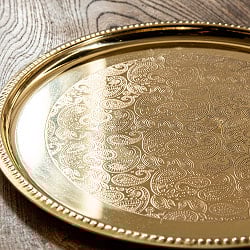 ペイズリー模様が美しい　金色のブラス製ラウンドトレイ 27.5cm - サブ4