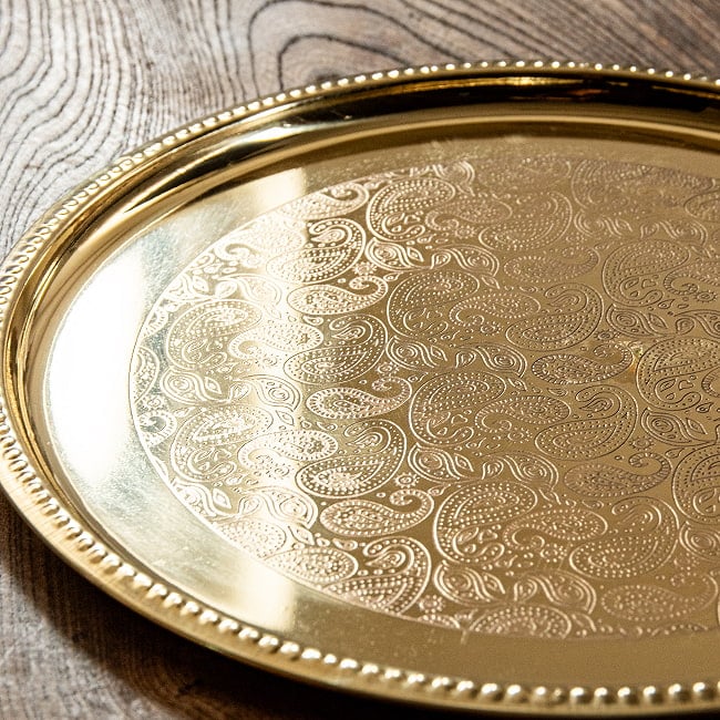 ペイズリー模様が美しい　金色のブラス製ラウンドトレイ 27.5cm 4 - 縁の部分は、エンボス加工になっていて、滑り止めも兼ねています。