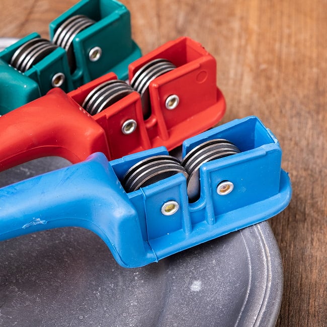 タイのカラフルでかわいい　包丁＆はさみ研ぎ器  シャープナー 2 - こちらの部分に刃を入れてスライドさせて研ぎます