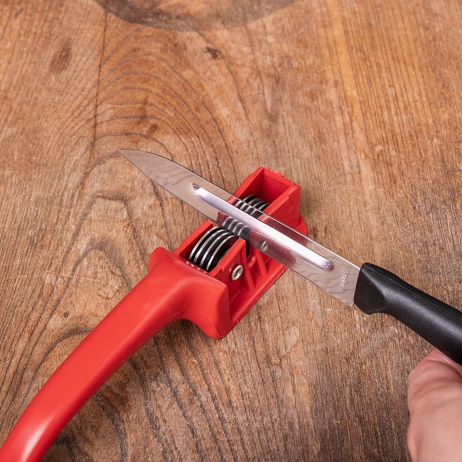 タイのカラフルでかわいい　包丁＆はさみ研ぎ器  シャープナー 7 - 直接刃を持たずに研げるので便利です