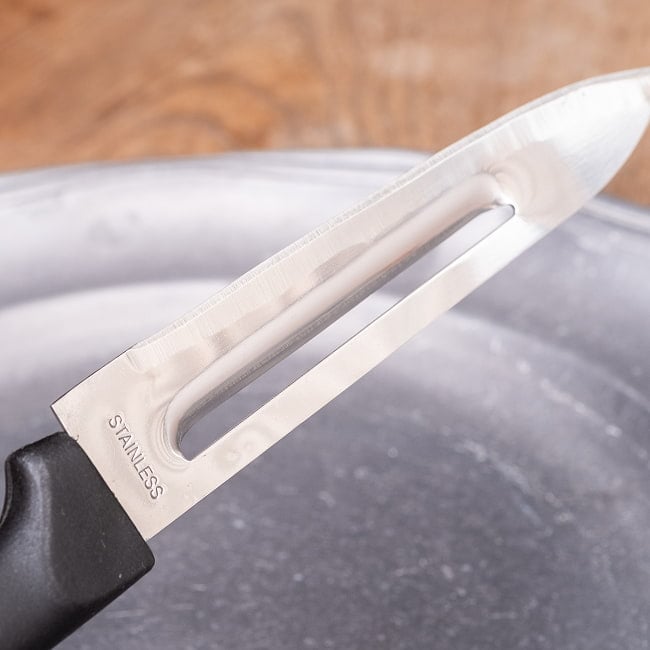 タイのピーラー機能付きナイフ 果物や野菜　皮むき＆カットに便利　ステンレス製キッチンナイフ　包丁 5 - ナイフと二役そのまま使えて便利です