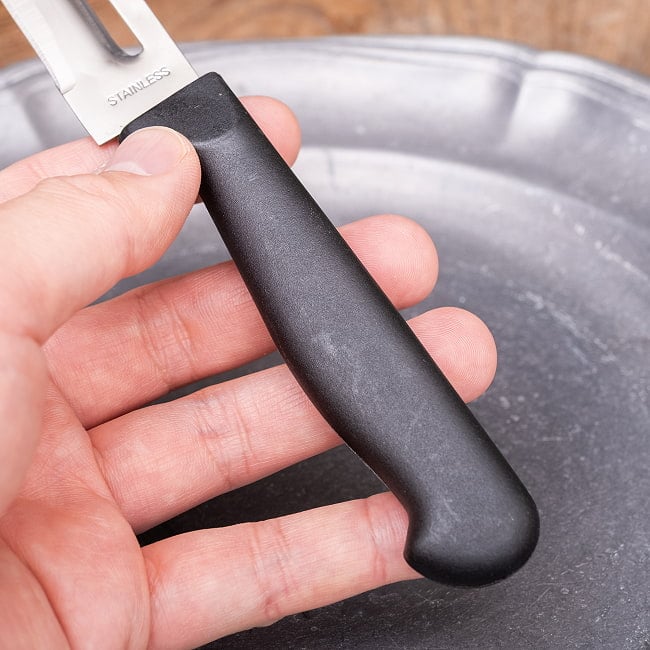 タイのピーラー機能付きナイフ 果物や野菜　皮むき＆カットに便利　ステンレス製キッチンナイフ　包丁 6 - 持ちて部分です