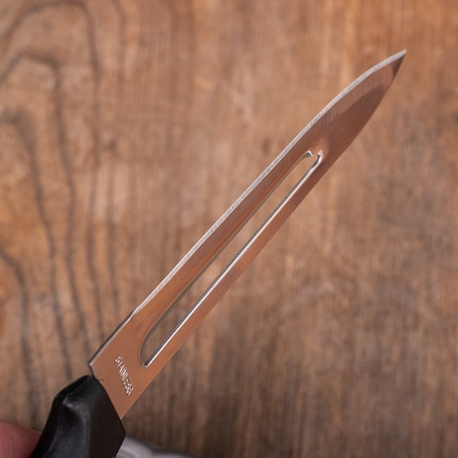 タイのピーラー機能付きナイフ 果物や野菜　皮むき＆カットに便利　ステンレス製キッチンナイフ　包丁 8 - 刃の部分です