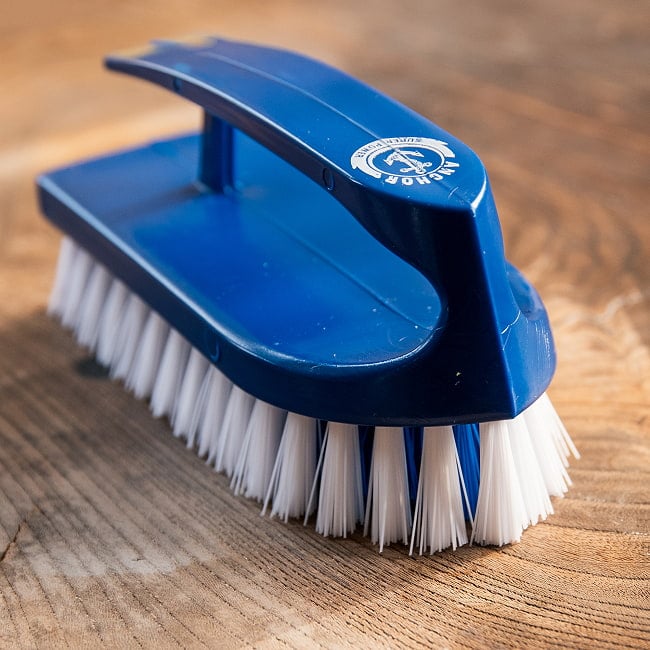 キッチュなカラーがかわいい！タイのアイロン型ブラシ 掃除道具 お風呂 靴洗い スニーカー 3 - 先がすぼまっているので角の掃除もらくらく