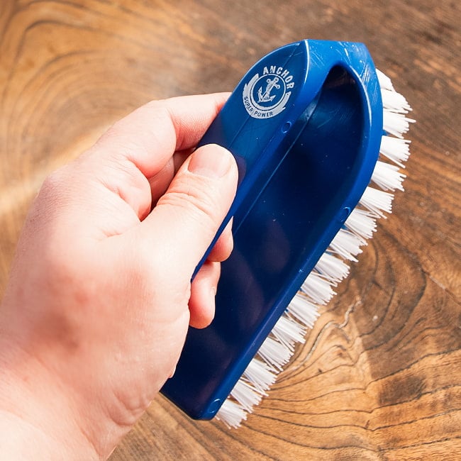 キッチュなカラーがかわいい！タイのアイロン型ブラシ 掃除道具 お風呂 靴洗い スニーカー 6 - これくらいのサイズ感です。