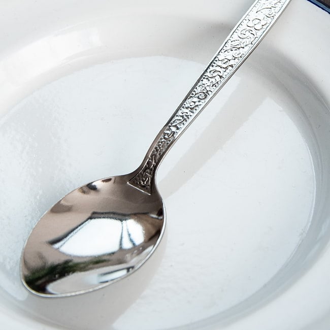 タイのエンボス入り スプーン フォーク セット 6 - カレースプーンサイズで使いやすいサイズ感。