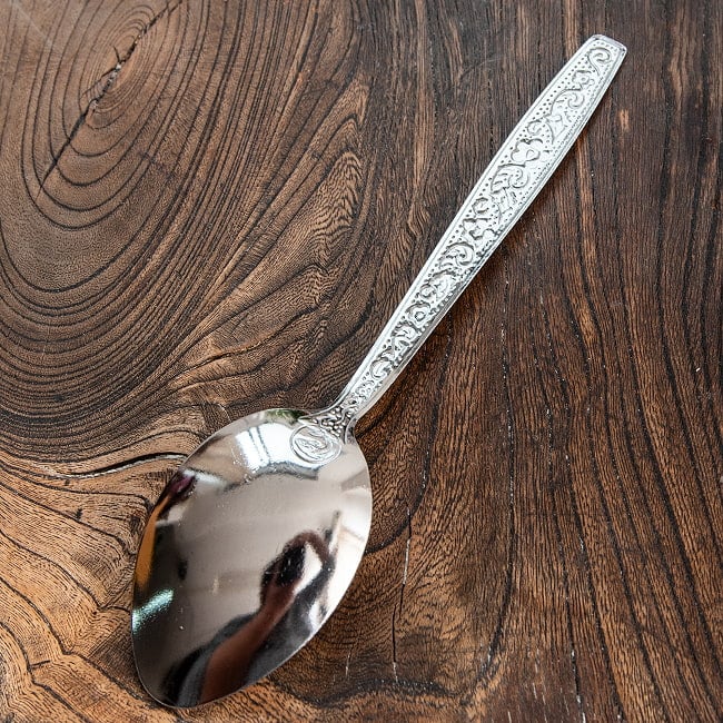 タイのエンボス入り スプーン フォーク セット 7 - 裏面。