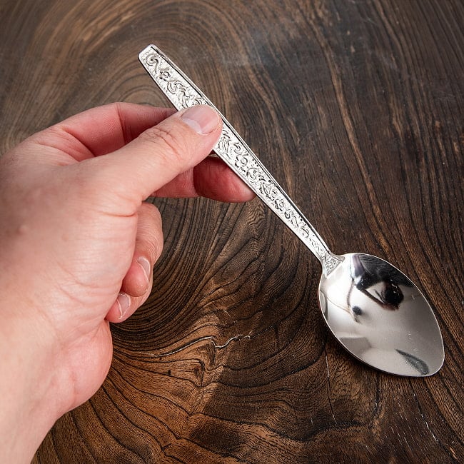 タイのエンボス入り スプーン フォーク セット 8 - これくらいのサイズ感になります。