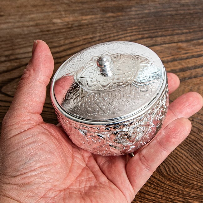 タイの伝統小鉢 小物入れ ハン・エンボスボウル 蓋付き 直径8.3cm 7 - これくらいのサイズ感