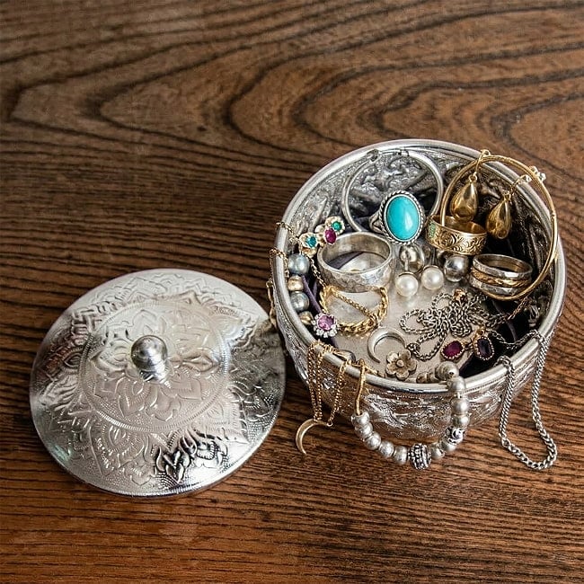 タイの伝統小鉢 小物入れ ハン・エンボスボウル 蓋付き 直径8.3cm 8 - 小物入れ等様々にお役立てください。