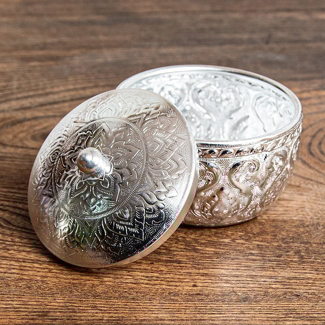 タイの伝統小鉢 小物入れ ハン・エンボスボウル 蓋付き 直径8.3cmの写真飾りつき ボウル,アルミ ボウル,ボウル,食器,カトラリー,皿