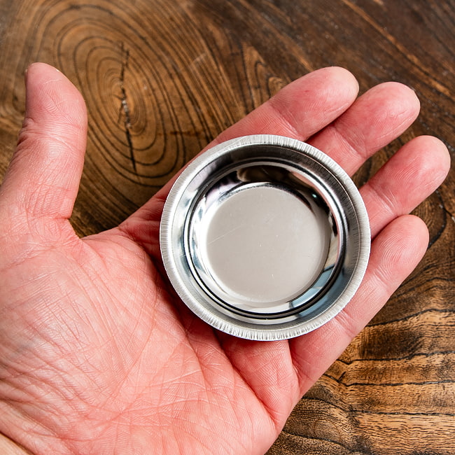 とっても小さい！ タイのステンレス小皿 直径：約6.5cm 2 - これぐらいのサイズ感です。