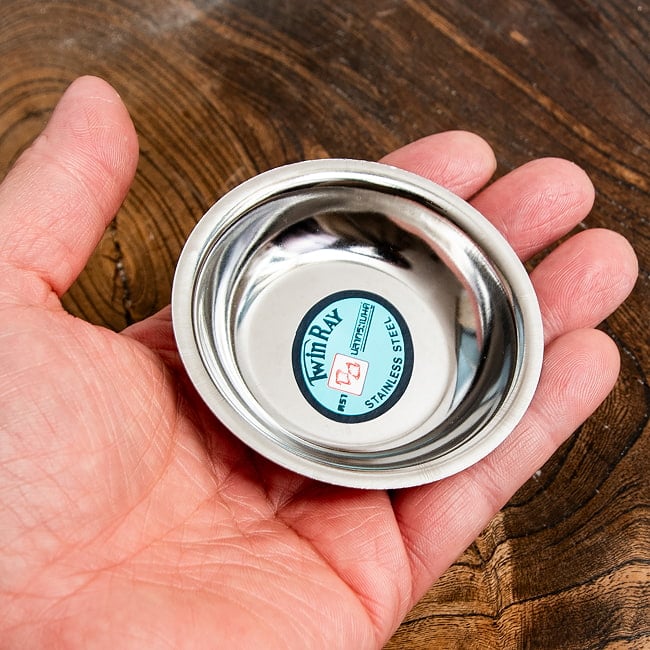 とっても小さい！ タイのステンレス小皿 直径：約7.5cm 2 - これぐらいのサイズ感です。