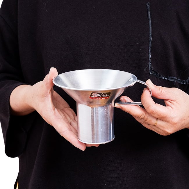 軽量アルミタイプ 〔口径約:約12.7cm〕 フードトランスポーター タイ料理の惣菜を袋詰めする 大口じょうご・ロート 2 - このくらいのサイズ感になります