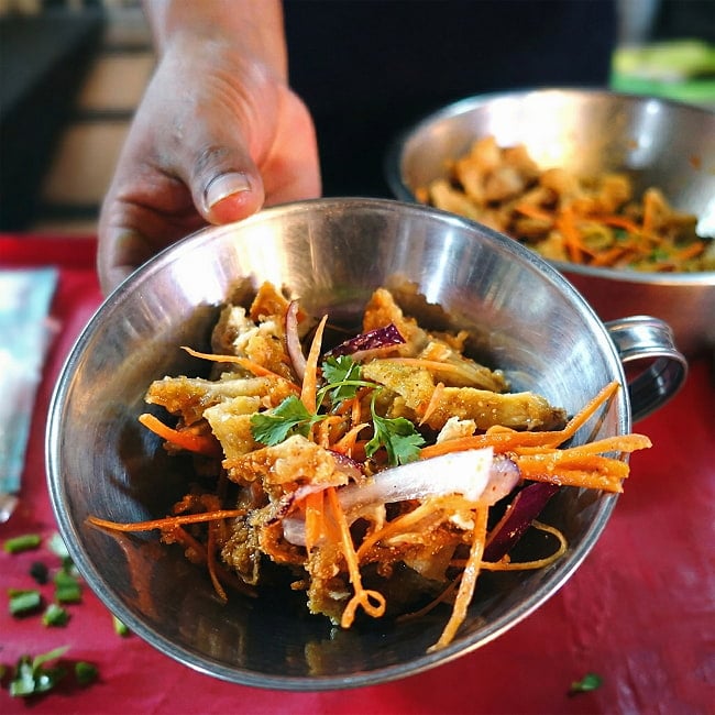 軽量アルミタイプ 〔口径約:約16.5cm〕 フードトランスポーター タイ料理の惣菜を袋詰めする 大口じょうご・ロート 9 - 現地での使用例です。このように食材を入れるのに便利。