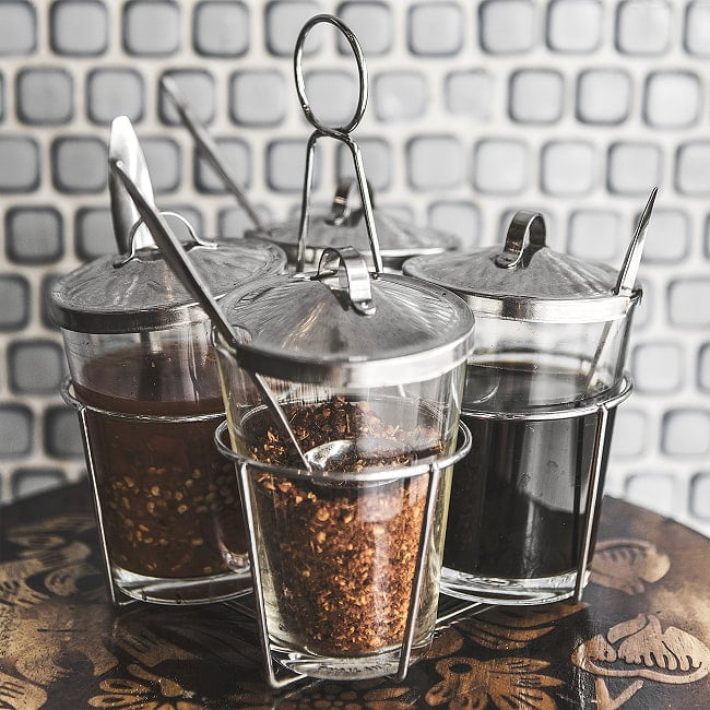 フック付きタイのミニお玉 約6cc(小さじ1強) 卓上調味料　シロップに便利なステンレスレードル 10 - こちらも使用例です。容器のフチに引っかかり量も調味料をかけるのにちょうど良いです。