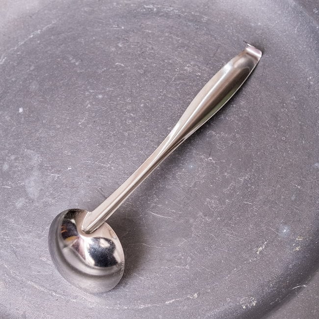 フック付きタイのミニお玉 約6cc(小さじ1強) 卓上調味料　シロップに便利なステンレスレードル 4 - 裏面です