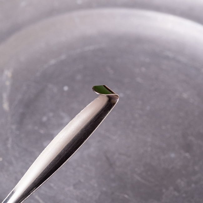 フック付きタイのミニお玉 約6cc(小さじ1強) 卓上調味料　シロップに便利なステンレスレードル 6 - 容器の縁に引っ掛けておけます