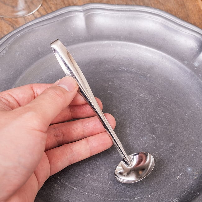 フック付きタイのミニお玉 約6cc(小さじ1強) 卓上調味料　シロップに便利なステンレスレードル 7 - このくらいのサイズ感になります