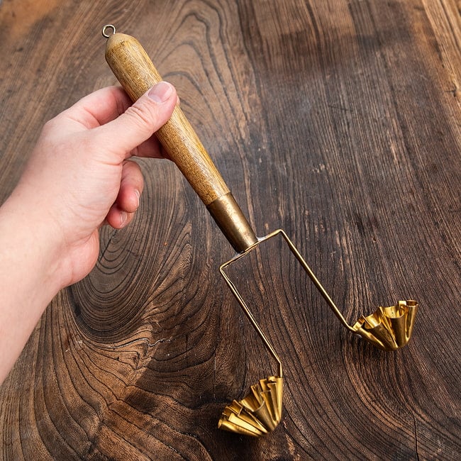 タイの揚げ菓子・前菜用 クラトン・トーンの型 真鍮製 9 - これくらいのサイズ感です。