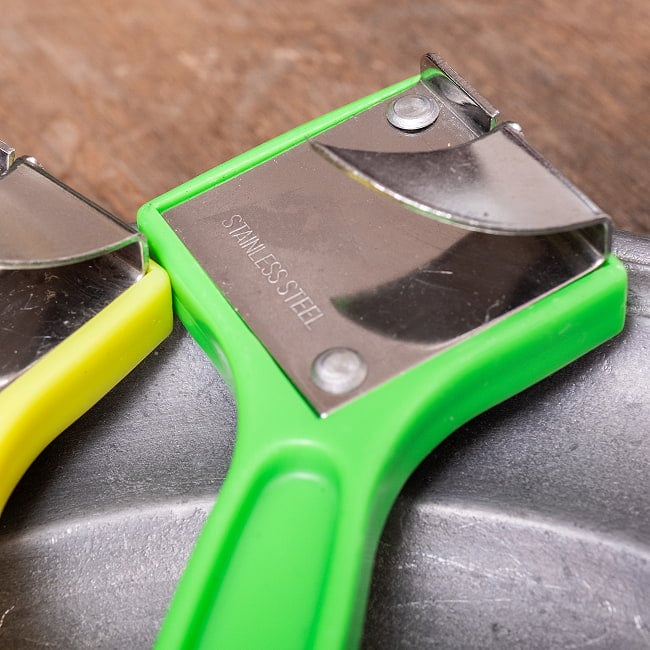 タイのカラフルな缶切り＆栓抜き かわいいマルチオープナー 5 - 別の角度からです