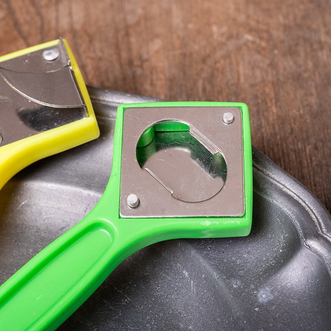 タイのカラフルな缶切り＆栓抜き かわいいマルチオープナー 6 - 裏面の栓抜き部分です